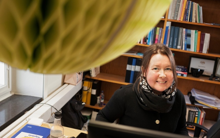 Petra Lindfors på kontoret