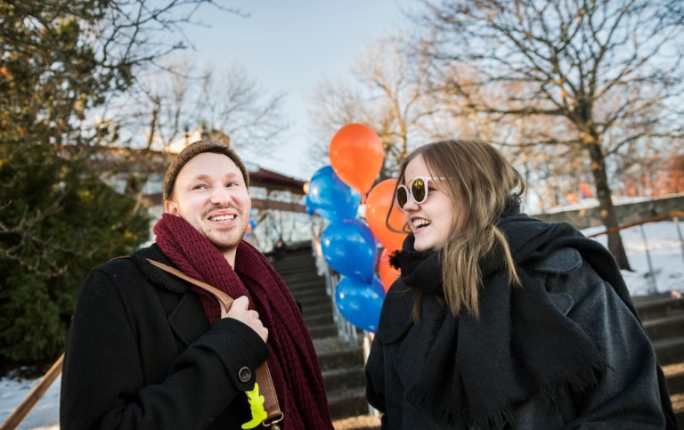 Två studenter utanför Aula Magna på Välkomstdagen på vintern.