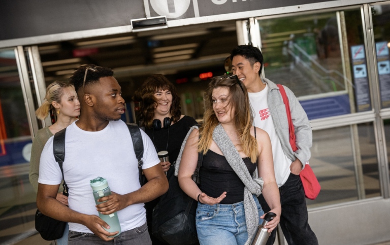 Ungdomar kommer ut från tunnelbanestationen "Universitetet". 